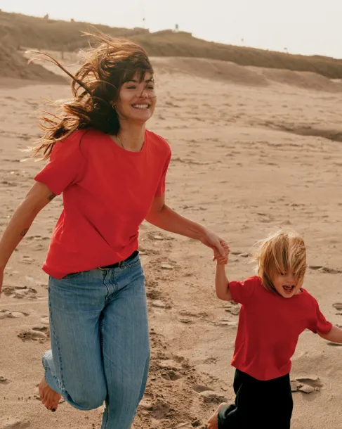  Iqoniq Yala women lightweight recycled cotton t-shirt - iqoniq luscious red