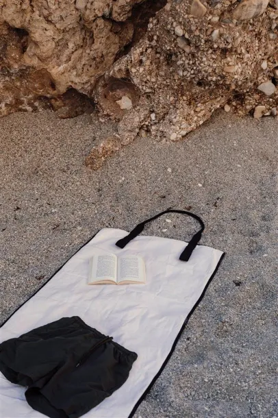  VINGA Volonne AWARE™ prostirka za plažu od recikliranog platna - Vinga off white, black Crna