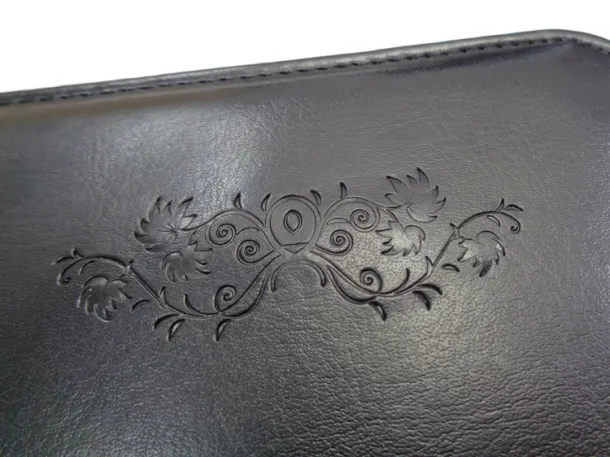 SUFFOLK Portfolio  A4 Crna