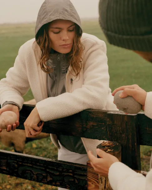  Iqoniq Logan recycled polyester lightweight jacket - iqoniq silver grey