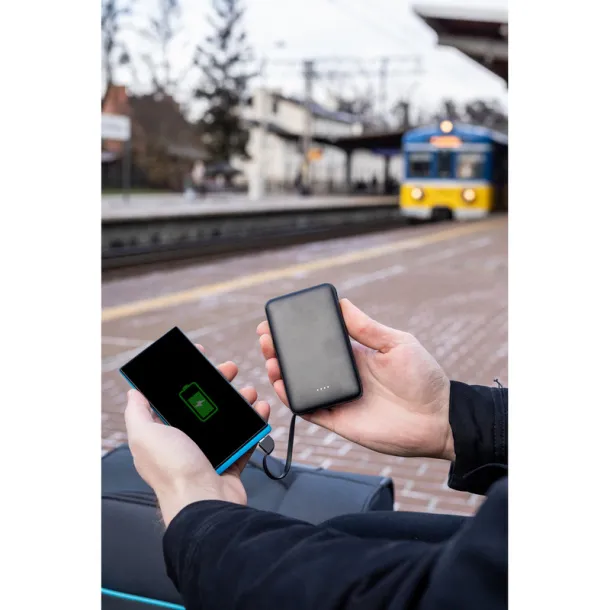  Prijenosna baterija 5000 mAh s ugrađenim kablovima Crna