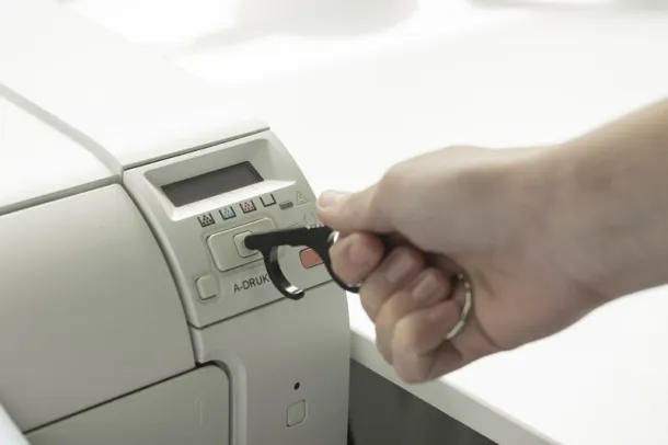 ANTI-TOUCH privjesak za ključeve BLACK