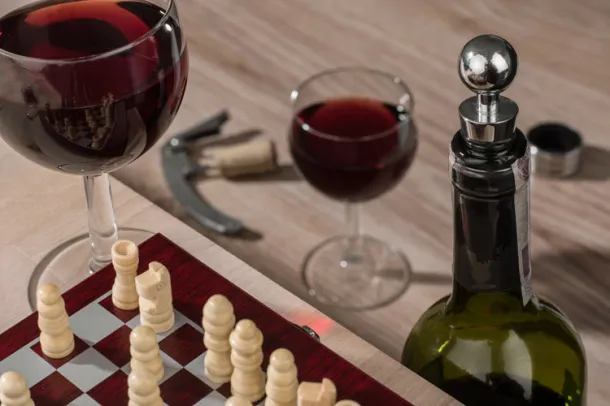 TREBB Wine set with chess Smeđa
