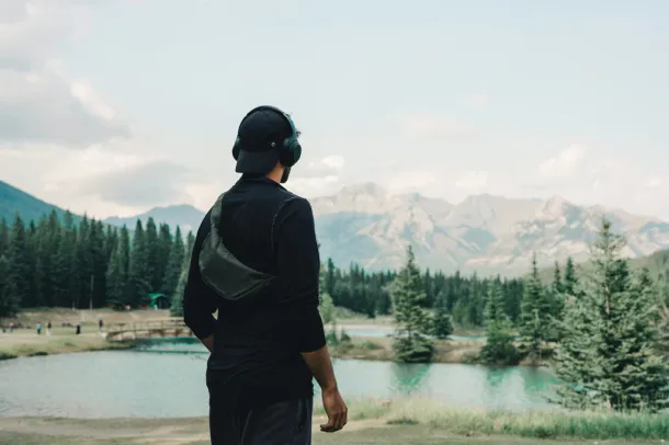 Crescent AWARE™ RPET torbica za rame u obliku polumjeseca - XD Collection khaki