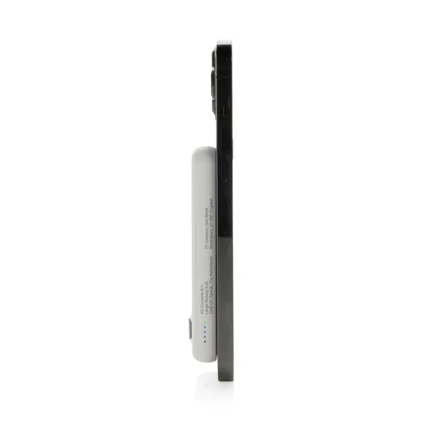 Zen magnetna prijenosna baterija od bambusa i RCS rplastike - 5 W, 5 000 mAh - XD Collection Bijela
