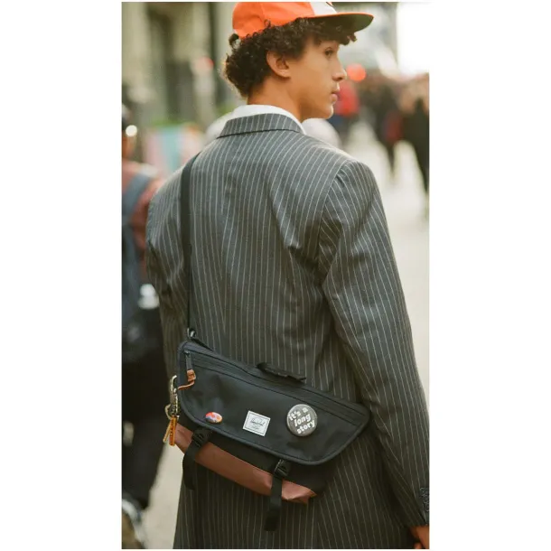 Herschel Cove recycled messenger bag 22.5L - Herschel Solid black