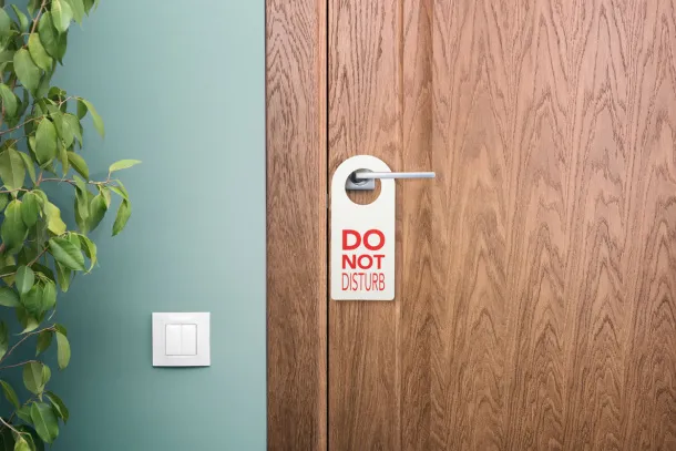 Disturb personalizirana vješalica za vrata Bijela