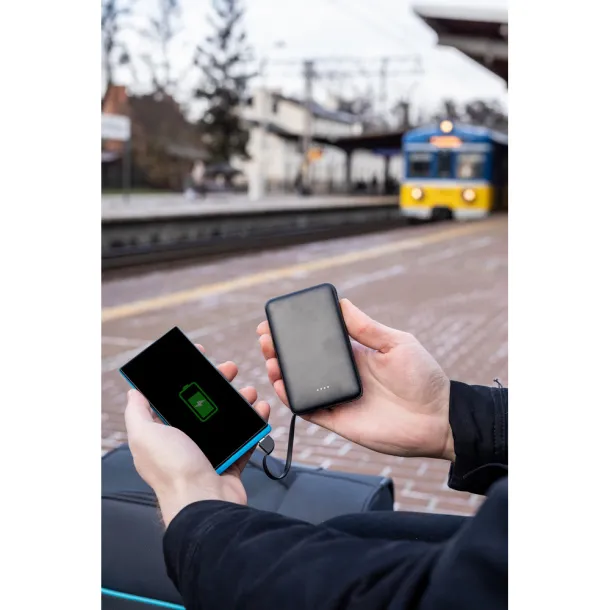  Prijenosna baterija 5000 mAh s ugrađenim kablovima Crna