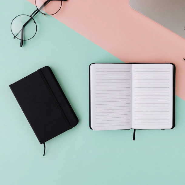 NOTE MINI Notes s elastičnom trakom, A6 Crna